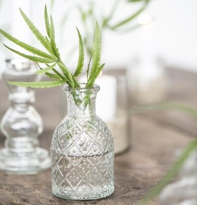 Bild av tidlös och enkel inredning med glasdetaljer