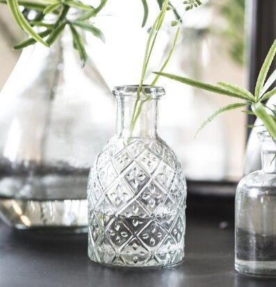 Bild av glasvaser med elegant reliefmönstrad design