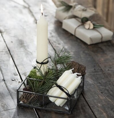 Bild av elegant arrangemang med glasbox och ljus