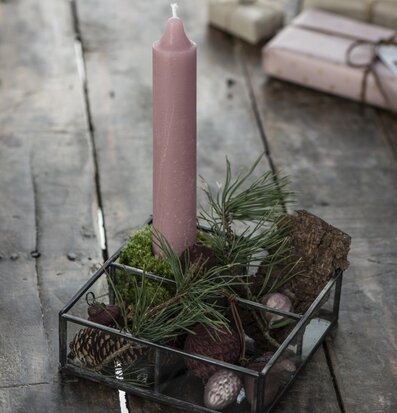 Bild av elegant glasbox med naturinspirerad dekoration