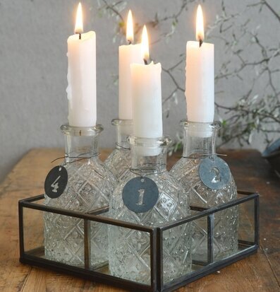 Bild av elegant glasbox med ljus och metallram