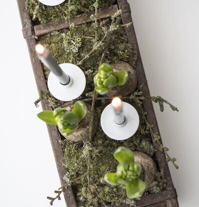 Bild av rustikt arrangemang med ljus och grönska