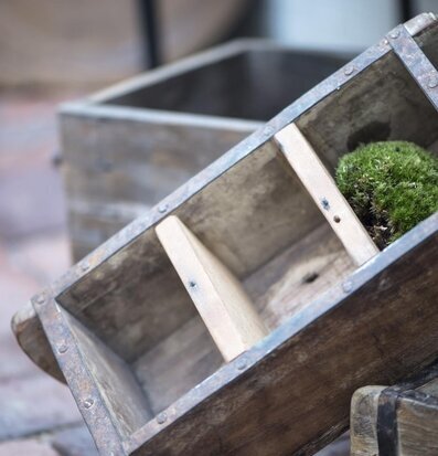 Bild av rustik murstensform med tre fack i trä