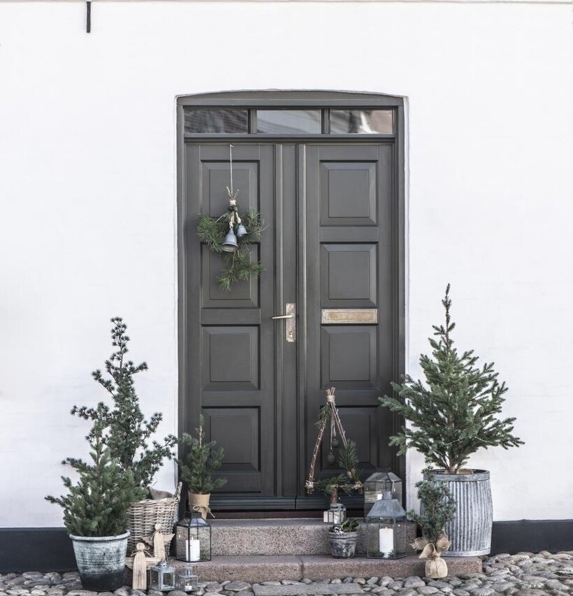 Bild av charmig entré med rustik och festlig atmosfär