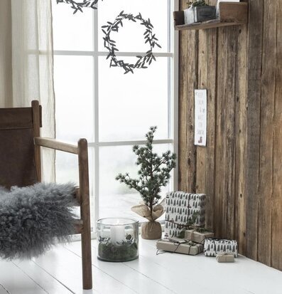 Bild av stämningsfull inredning med naturlig charm