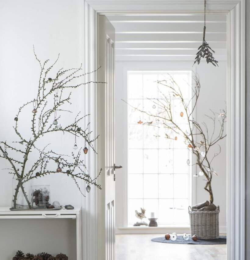 Mistel Zink från IB Laursen hängande i vit dörrkarm