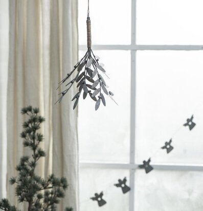 Bild av elegant interiör med tidlös metallmistel