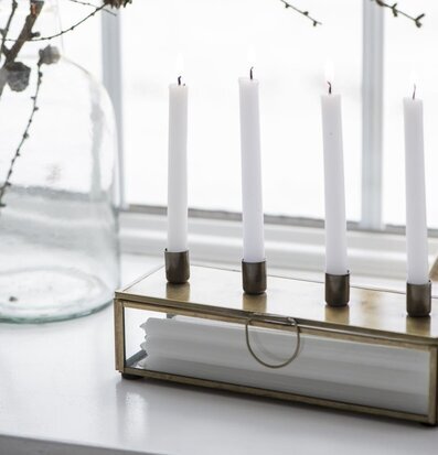 Foto av elegant mässingsljusstake med ljus och grenar