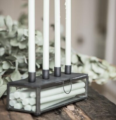 Foto av stilren adventsljusstake på rustikt träbord