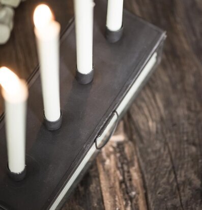 Foto av stilren adventsljusstake med fyra ljus