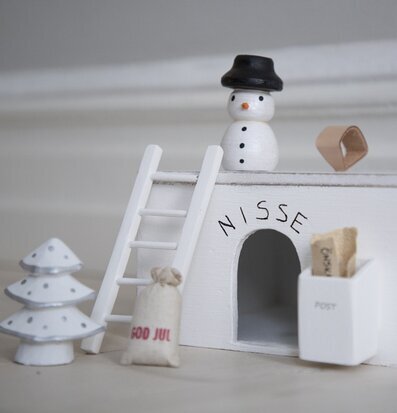 Foto av charmigt miniatyrlandskap med nissehus