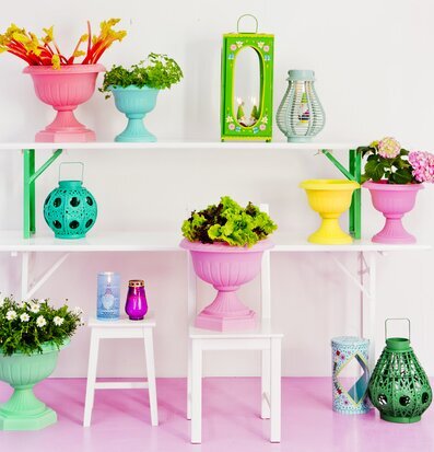 Bild av färgglad inredning med dekorativa ljuslyktor