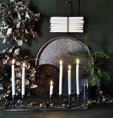 Bild av harmonisk inredning med ljusstake och natur