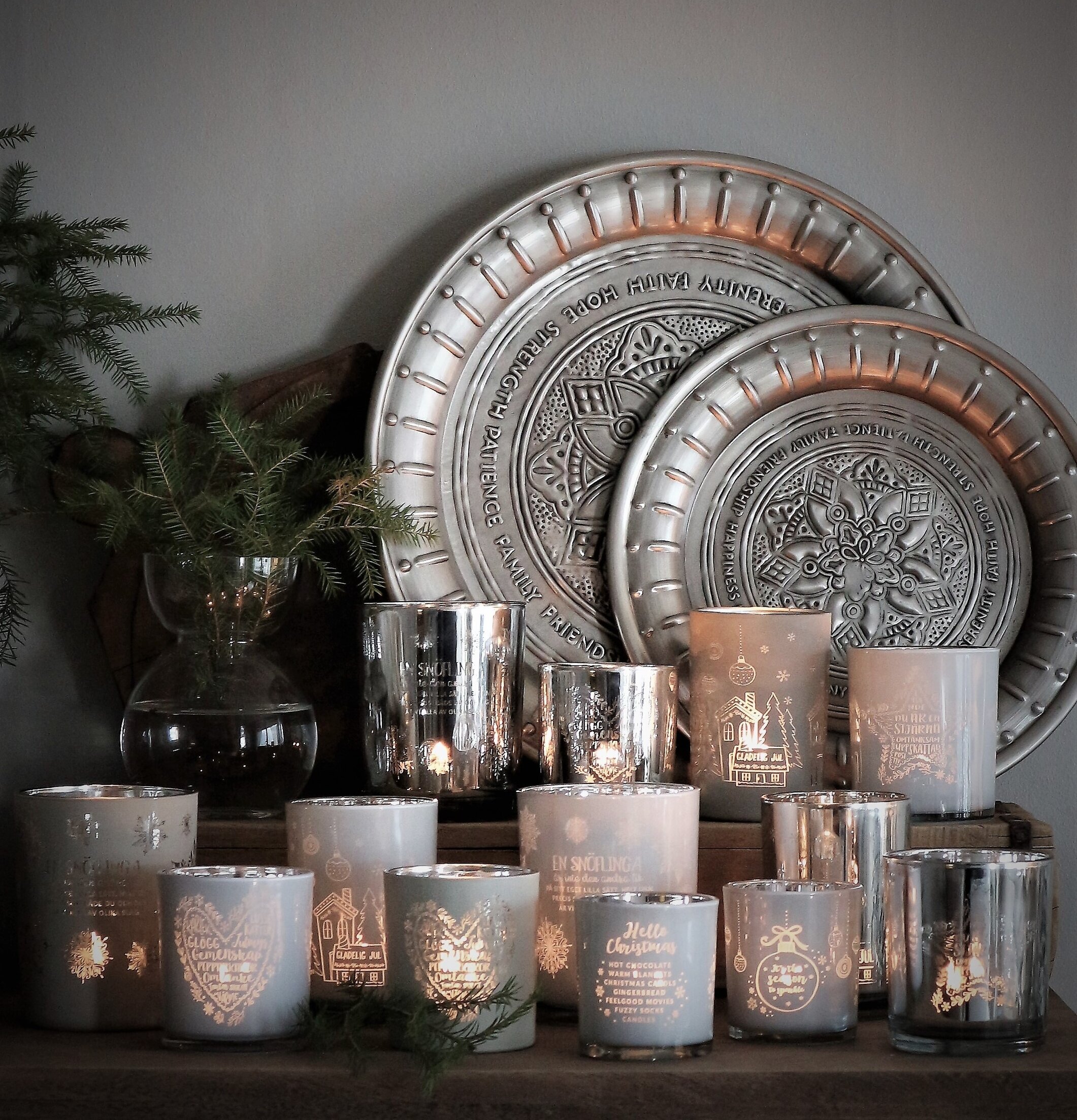 Bild av ljuslyktor som skapar julstämning hemma