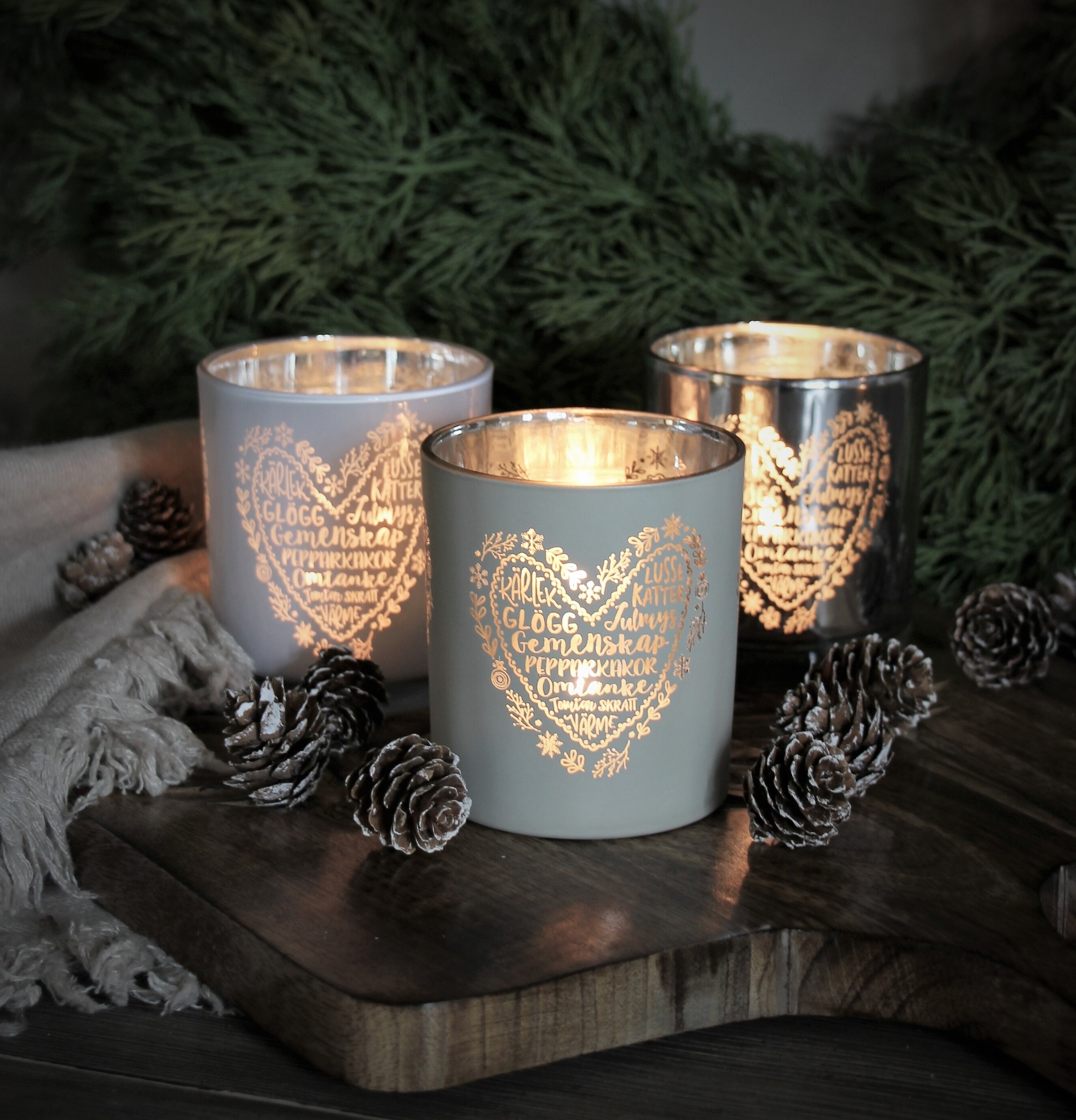 Ljuslykta Julens Hjärta Greige från Majas Cottage på träbricka