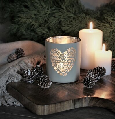 Bild av en mysig vinterdekoration med ljuslyktor