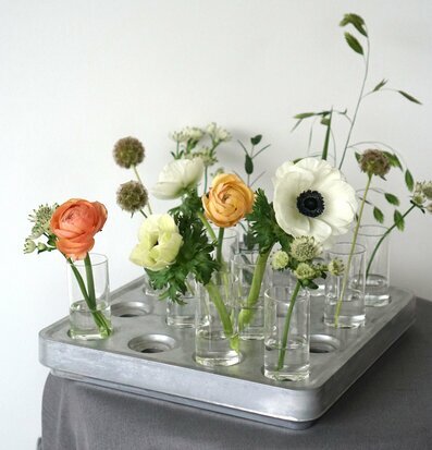 Foto av smakfullt arrangerat blomsterarrangemang hemma