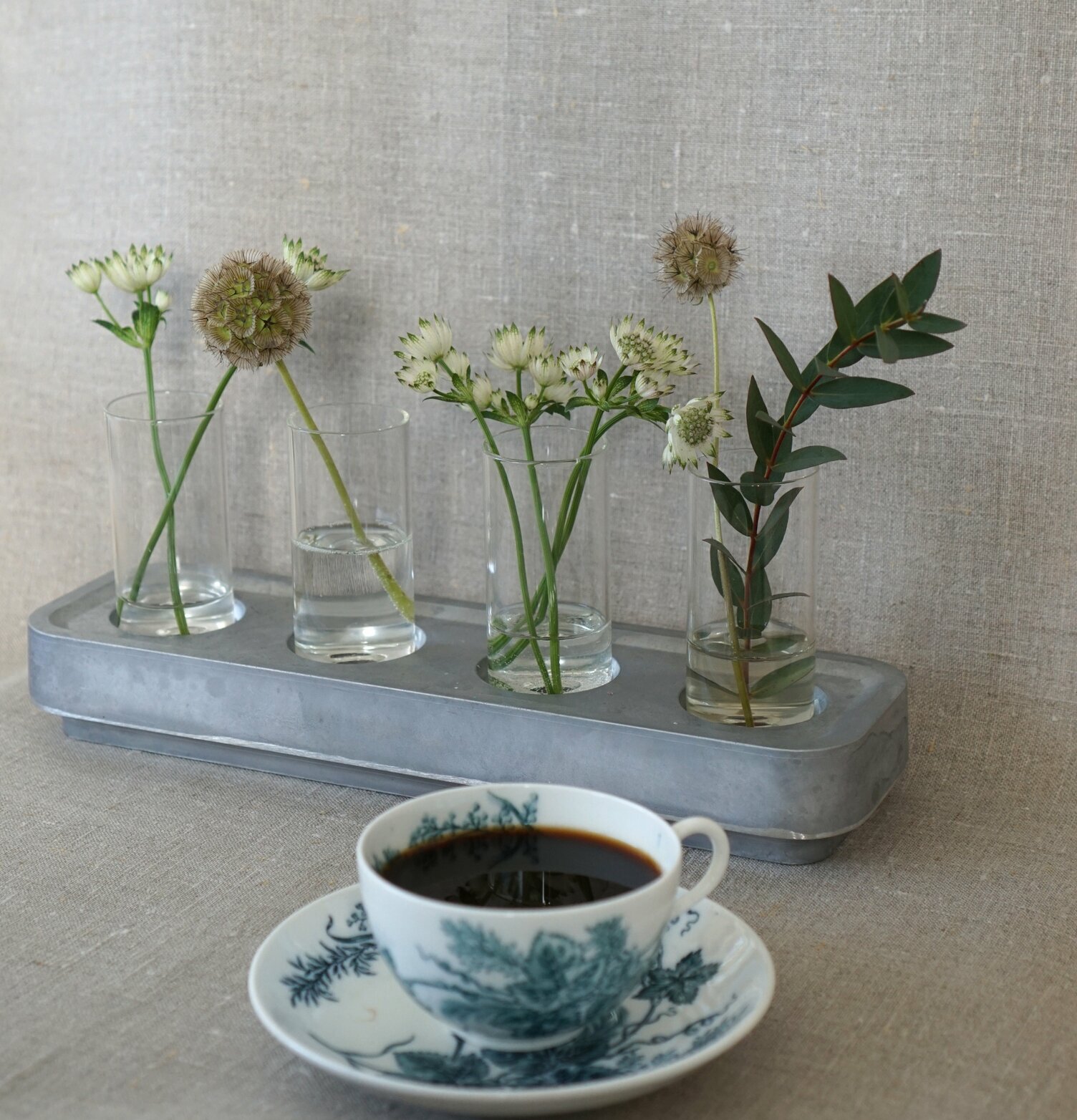 Bild av elegant och naturnära vasuppsättning hemma