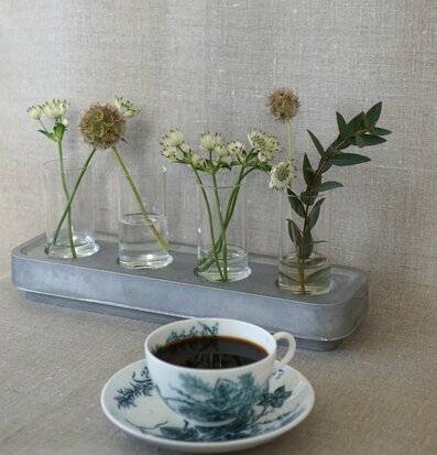 Bild av elegant och naturnära vasuppsättning hemma