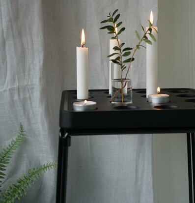 Bild av stilren interiör med ljus och glasvas