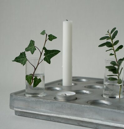 Bild av stilrena vaser och ljus på metallplattform