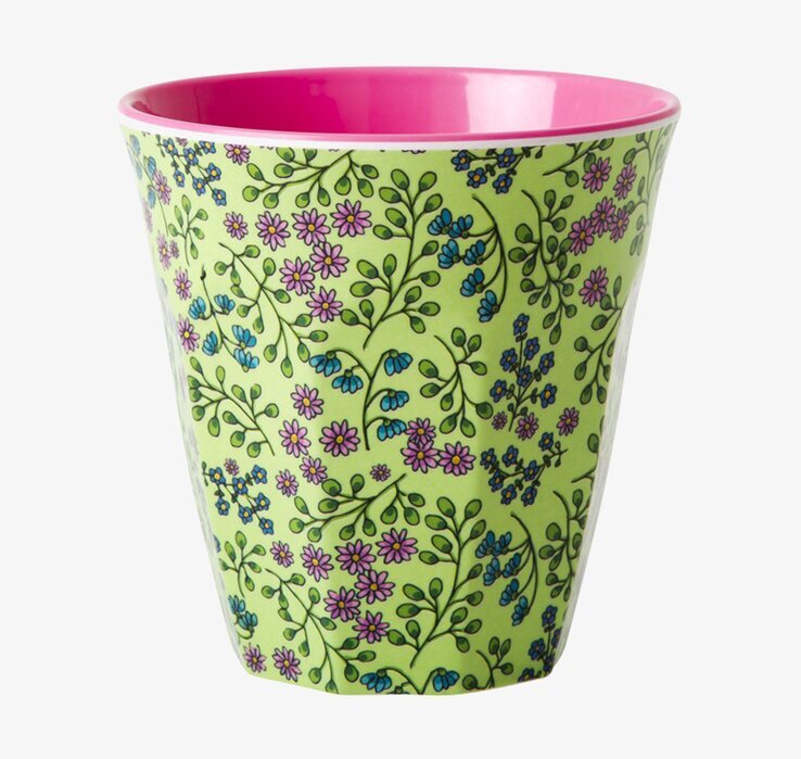 Bild av färgglad mugg med blommor och livfullt mönster