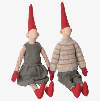 Bild av charmiga tygdockor i traditionella kläder