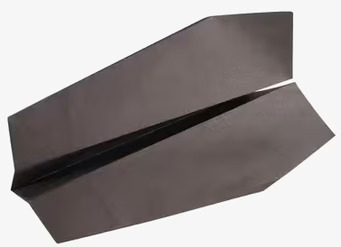 Bild av ett elegant svart origami flygplan i fokus