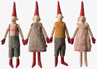 Bild av charmiga tomtar i traditionella julkläder