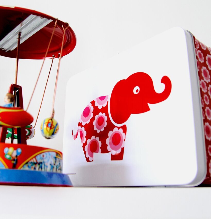 Bild av färgstark lunchbox och nostalgisk karusell