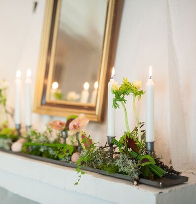 Bild av stämningsfull interiör med elegant ljusstake