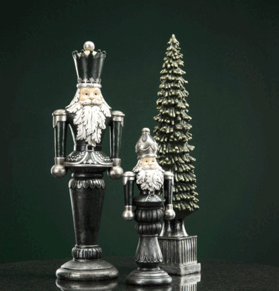 Bild av dekorativa nötkneppare och stiliserad gran