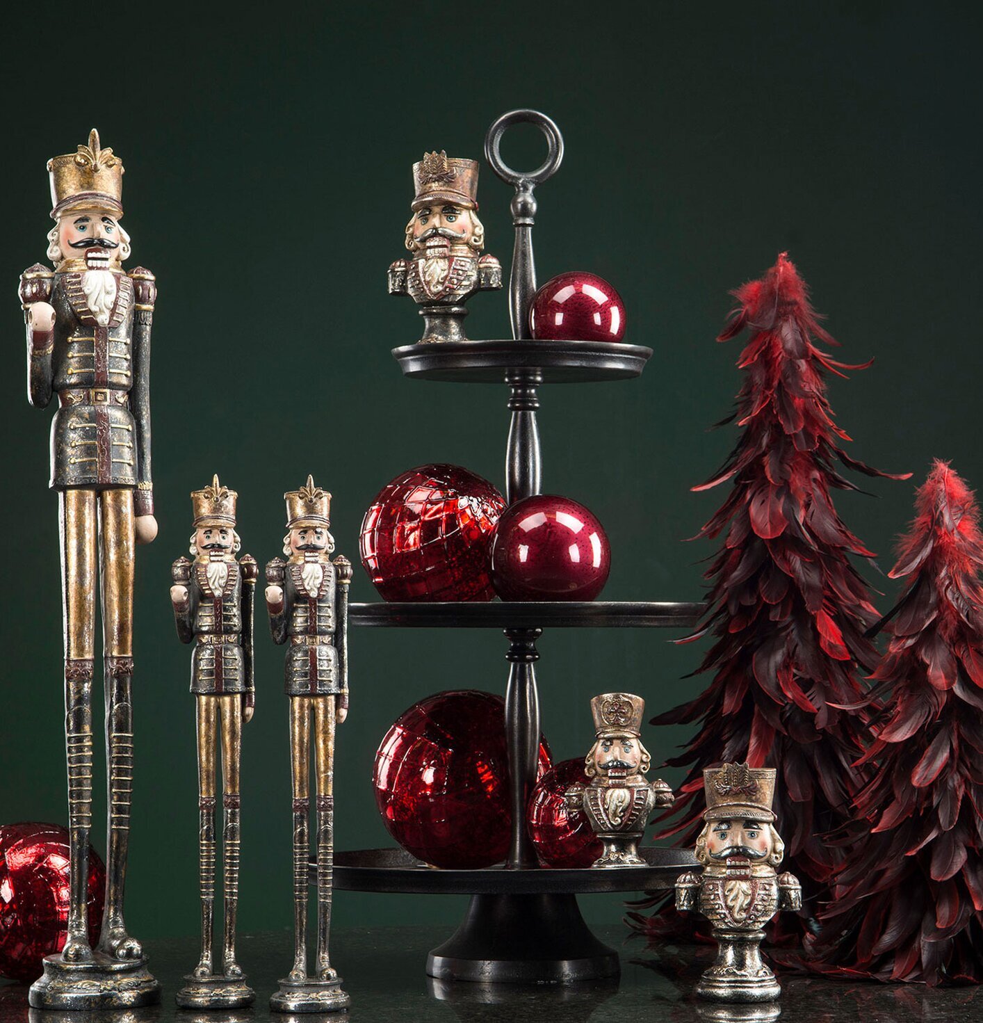 Nötknäppare General från A Lot Decoration med röda granar