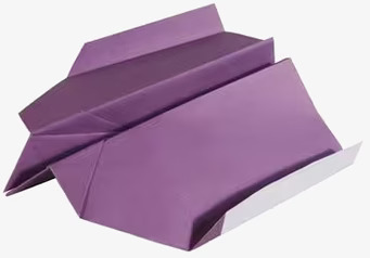 Foto av ett elegant origami flygplan i djup lila färg