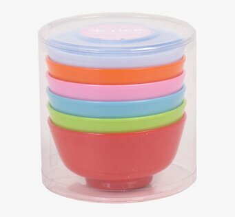 Bild av färgglada dippskålar i staplat arrangemang