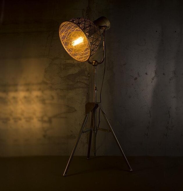 Bild av industriell golvlampa med unik design