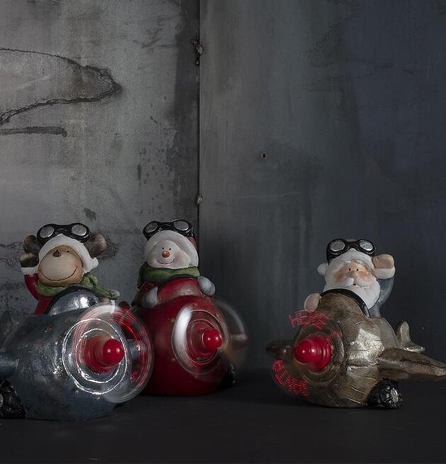 Bild av charmiga leksaksplan med figurer i vintertema