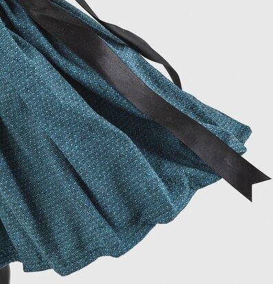 Bild av stilren och unik bordslampa med turkost tyg