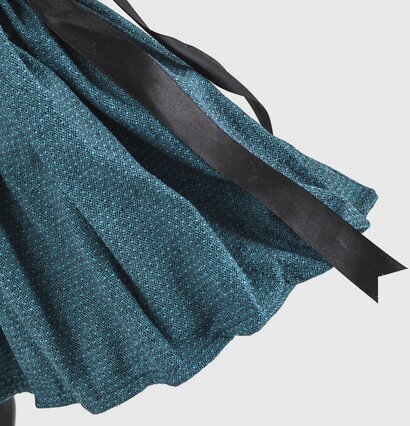 Bordslampa Aimiliani från Skitso med teal tyg och svart rosett