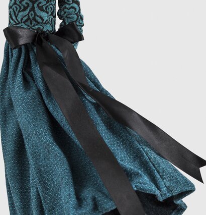 Bordslampa Aimiliani från Skitso i elegant grön klänning