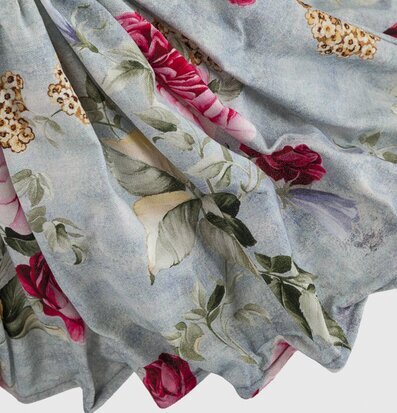 Bild av elegant bordslampa med blommigt mönster