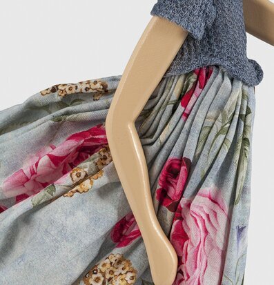 Foto av unik bordslampa med blommönstrad design