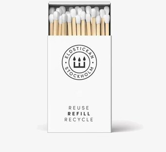 Bild av stilrena och hållbara tändstickor i vit ask