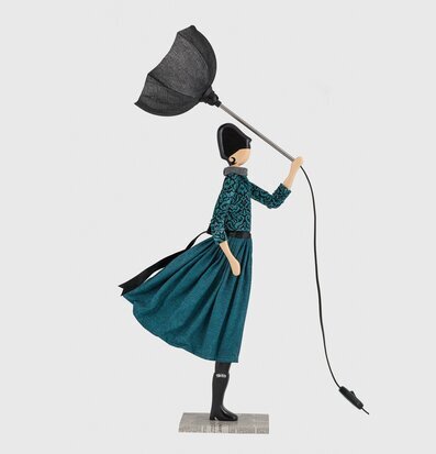 Bild av unik bordslampa som konstverk och samtalsämne