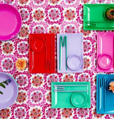 Bild av färgglada bordstillbehör med lekfull design