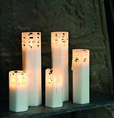 Bild av ljus med spindelvävsmönster i rustik miljö