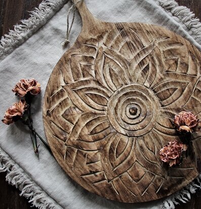 Bild av rund skärbräda i naturmaterial med mönster