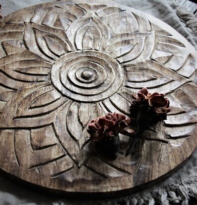 Bild av rund skärbräda med utskuret blommönster