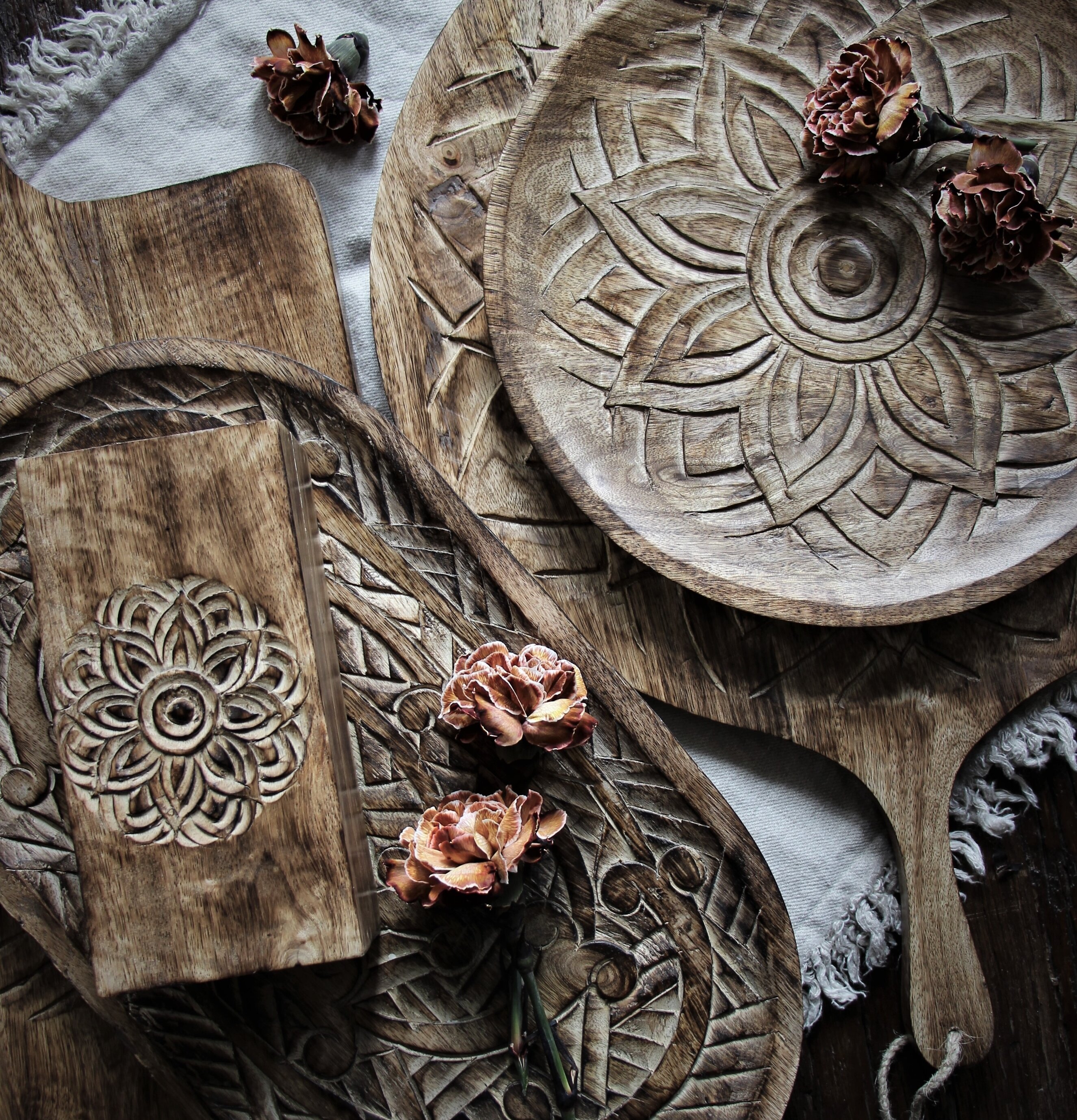 Bild av smakfullt arrangerade skärbrädor i trä