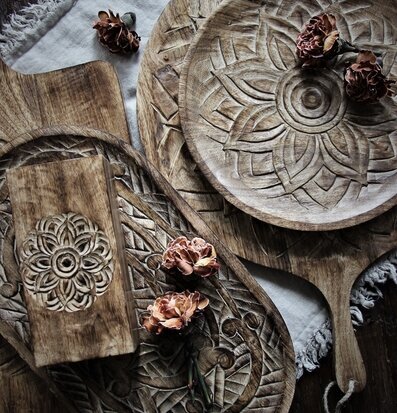 Bild av smakfullt arrangerade skärbrädor i trä